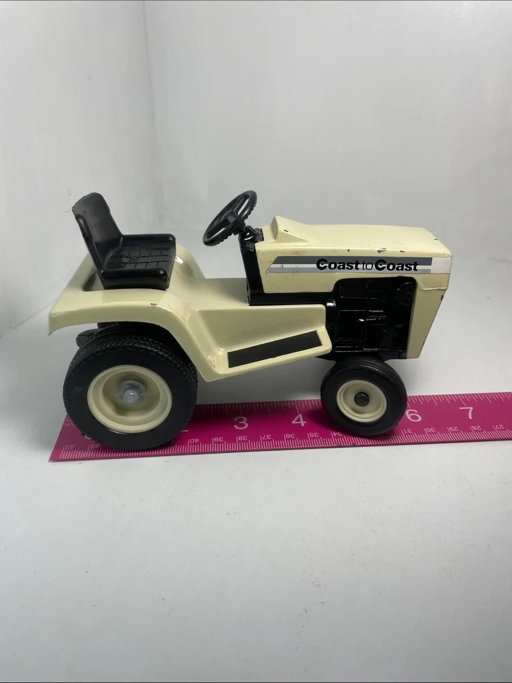 ERTL COAST TO COAST LAWN & GARDEN TRACTOR  1:12 MODEL TOY 1988